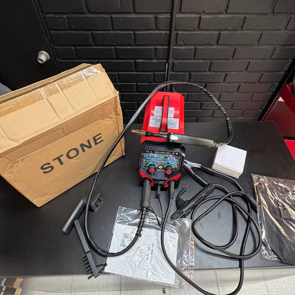 Inversor Multiproceso 3 EN 1  TEKTOOL LCD 250A — MIG · TIG · MMA - en uso
