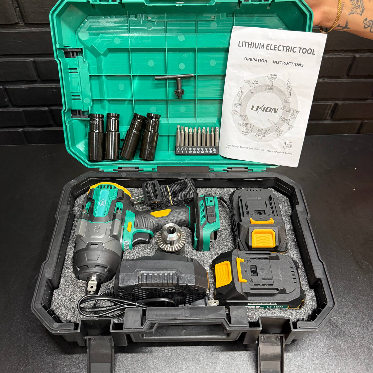 Llave de Impacto Inalámbrica Stone Tools 1000 N·m 1/2" Brushless — 2 Baterías 4.0Ah - en uso