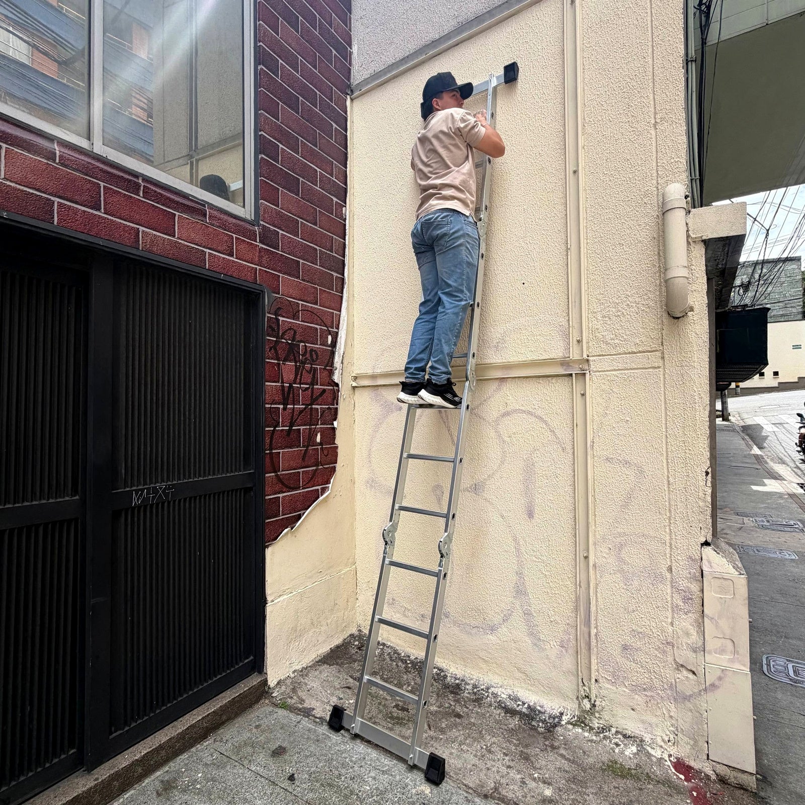 Escalera Multiposiciones de Aluminio Reforzado — 12 Pasos - en uso