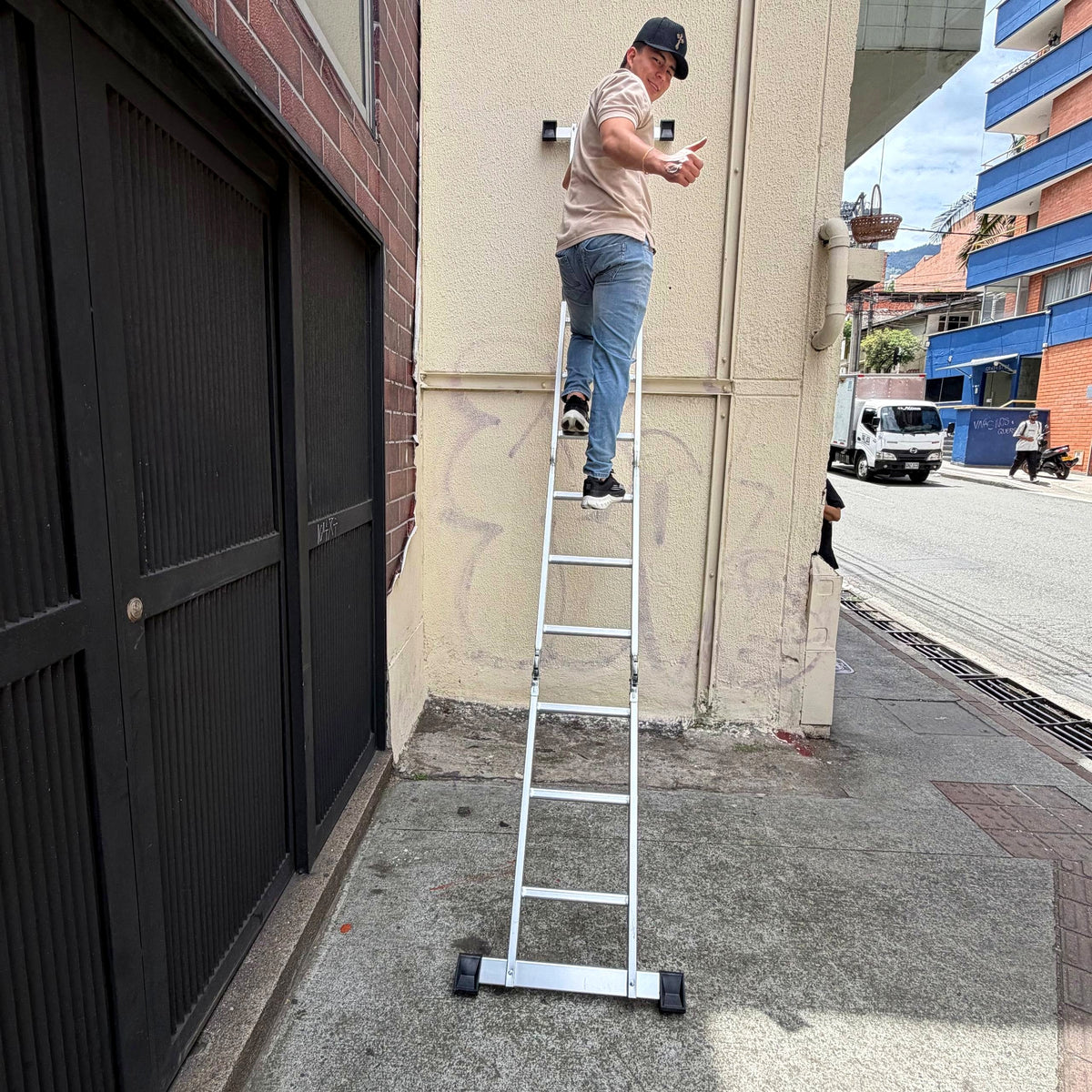 Escalera Multiposiciones de Aluminio Reforzado — 12 Pasos - 1