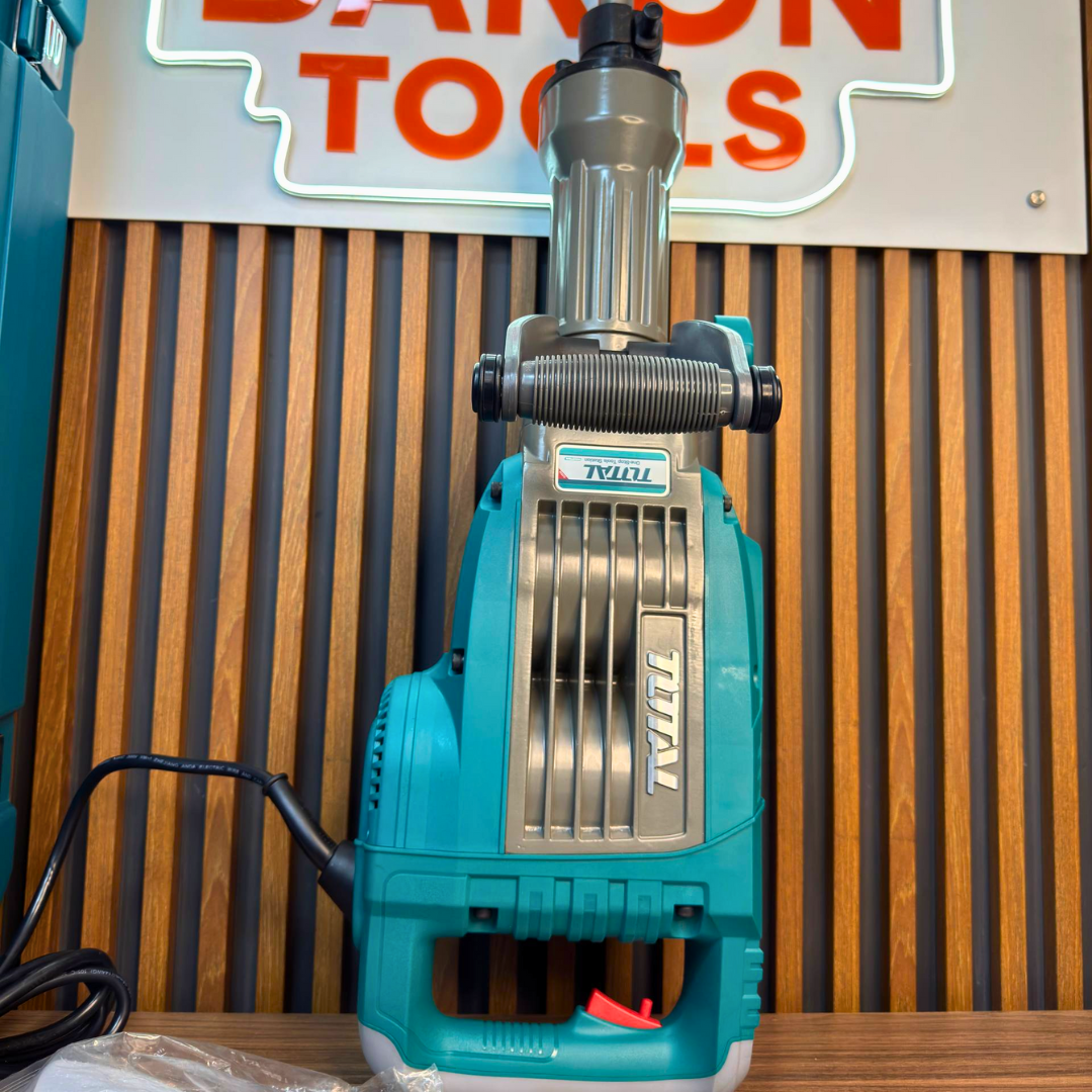 Demoledor Industrial TOTAL SDS HEX 1700W – 50J con Maletín y Cinceles - en uso