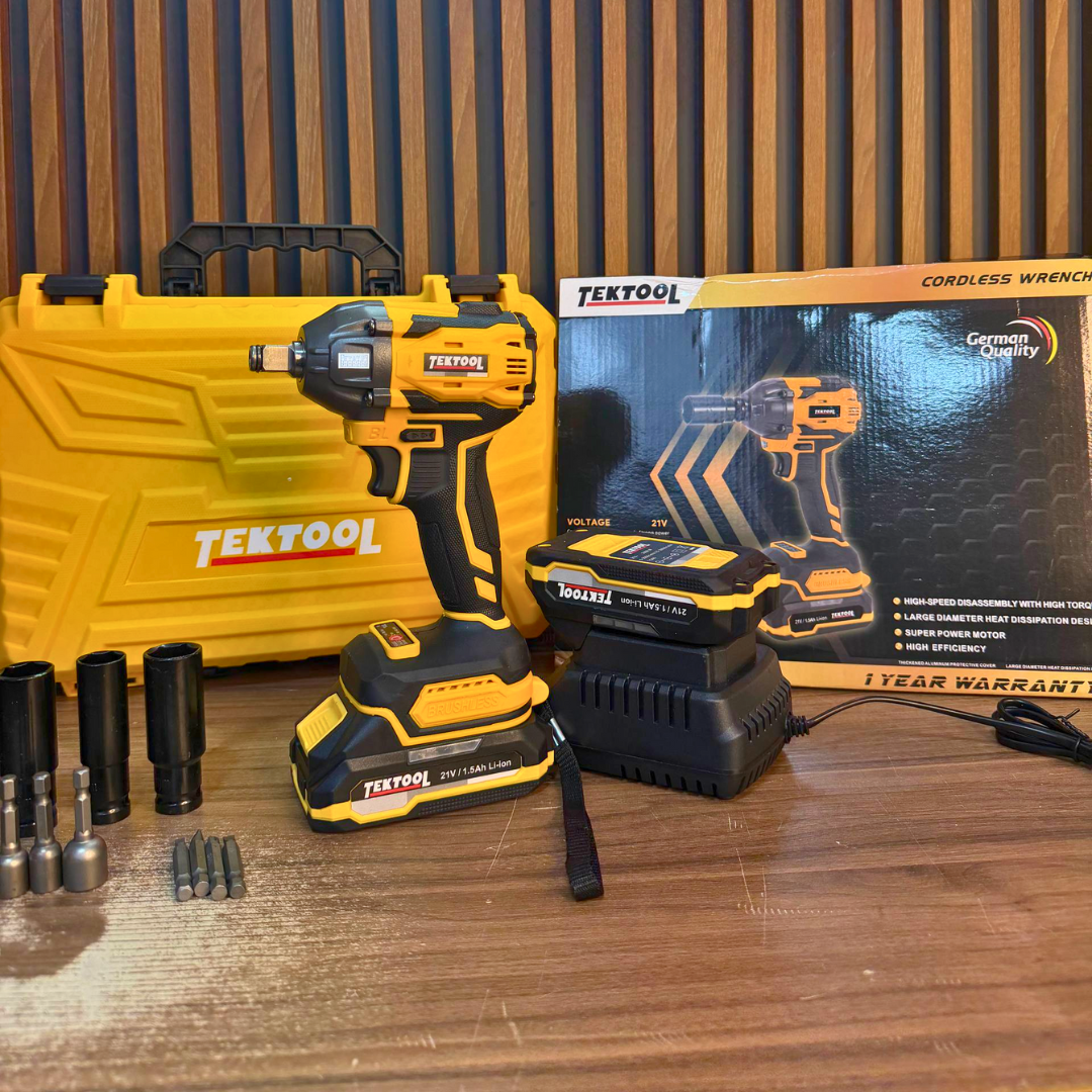 Llave de Impacto Inalámbrica TEKTOOL TK-6300 21V Brushless – 300 N·m – 2 Baterías 1.5Ah + Maletín + Dados - en uso