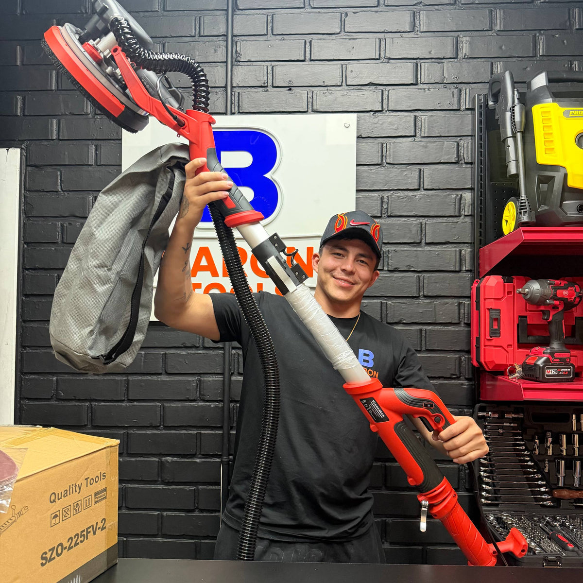 Lijadora profesional de Pared y Techo WorkMax Telescópica con sistema de succión de polvo - en uso