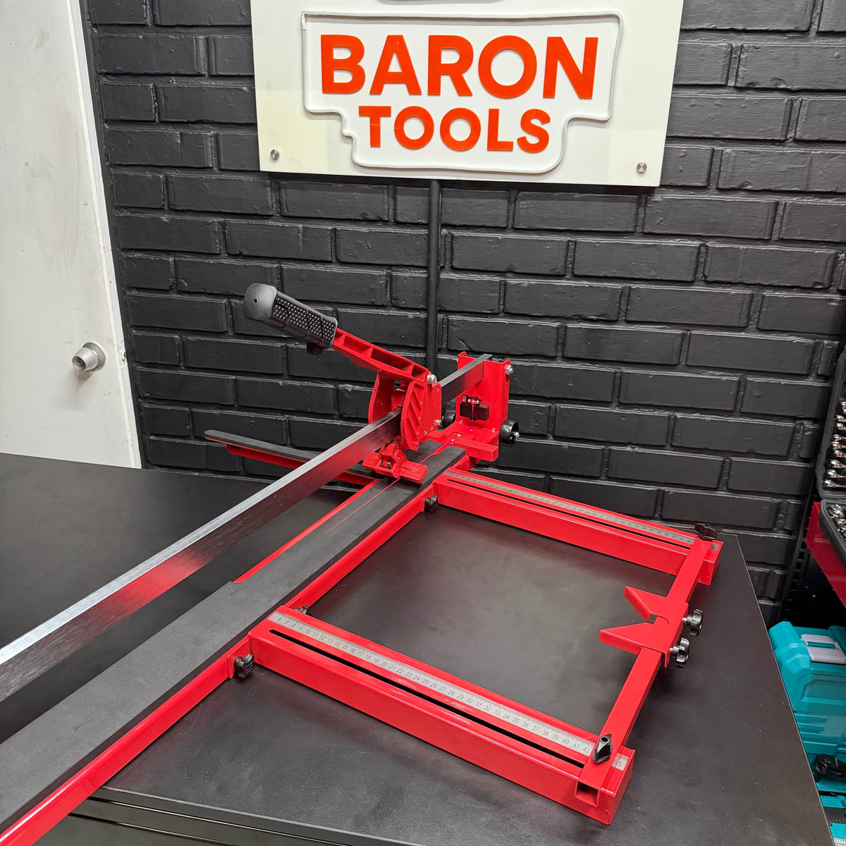Cortadora de Baldosa industrial 1.20m con Guía Láser, con escuadra en centímetros y cortador suave con rodamientos - en uso