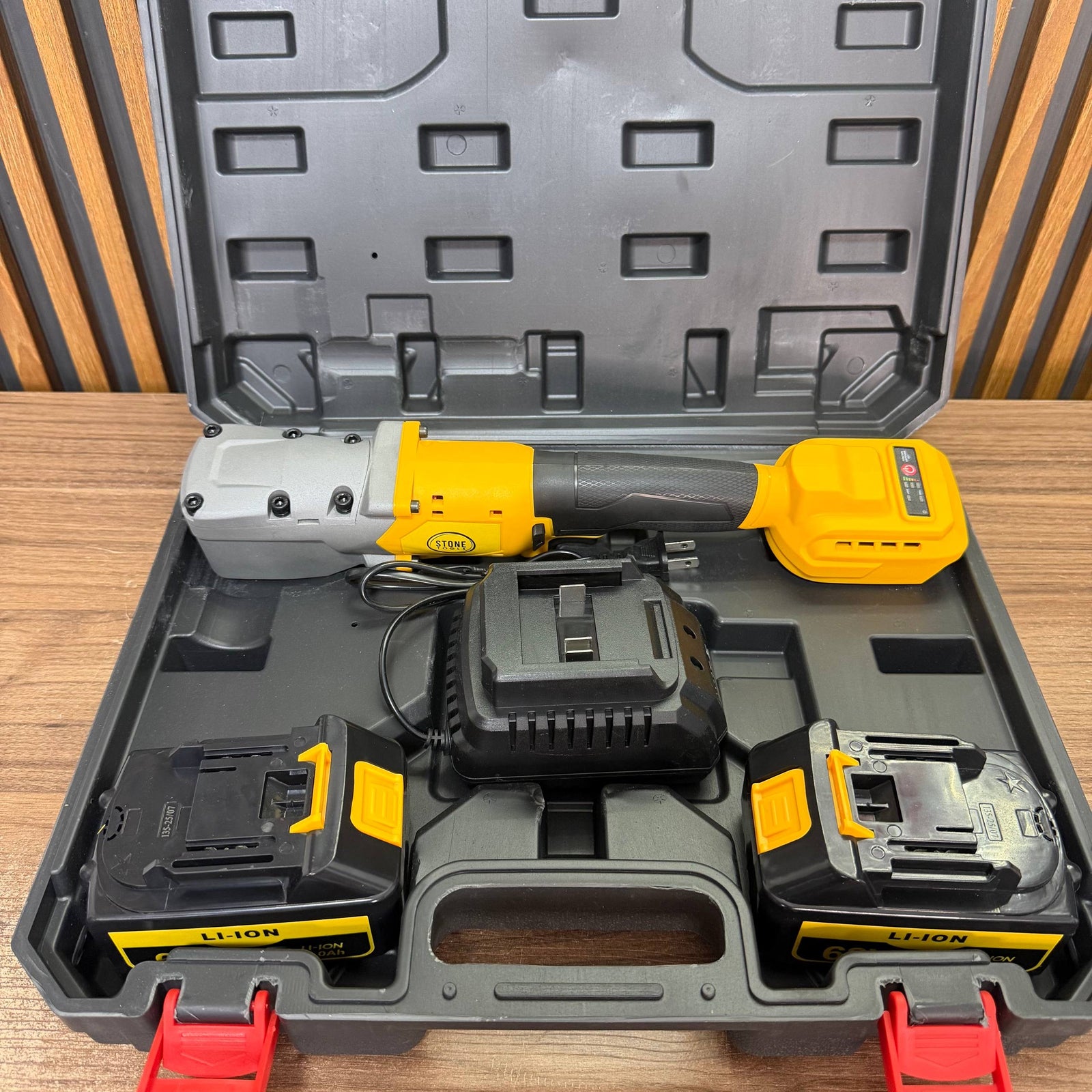 Llave de Ratchet Inalámbrica 1/2" 68V Stone Tools - 300 NM - Kit completo