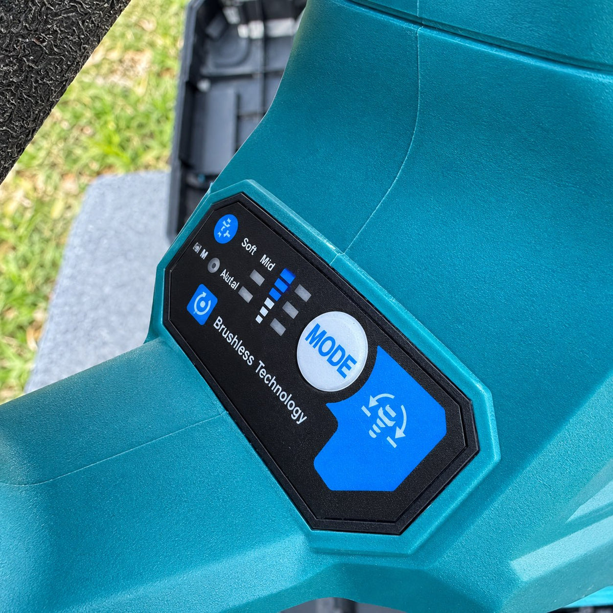 Llave de Impacto Makita 900 Nm Brushless 128V 1/2" — 2 Baterías 8.0 Ah | 1 Año de Garantía - en uso
