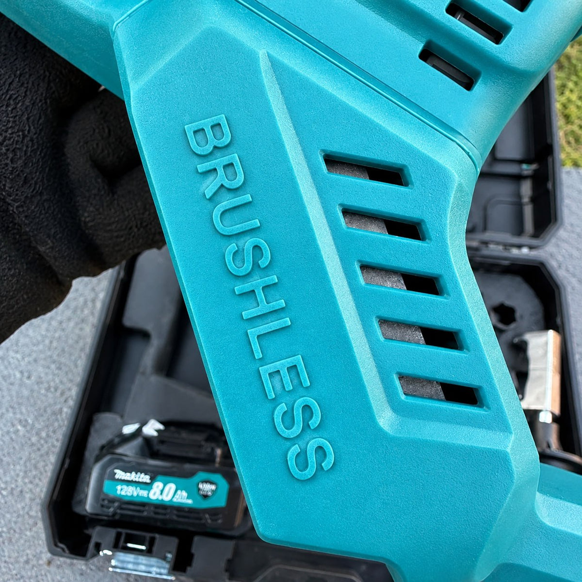 Llave de Impacto Makita 900 Nm Brushless 128V 1/2" — 2 Baterías 8.0 Ah | 1 Año de Garantía - Kit completo