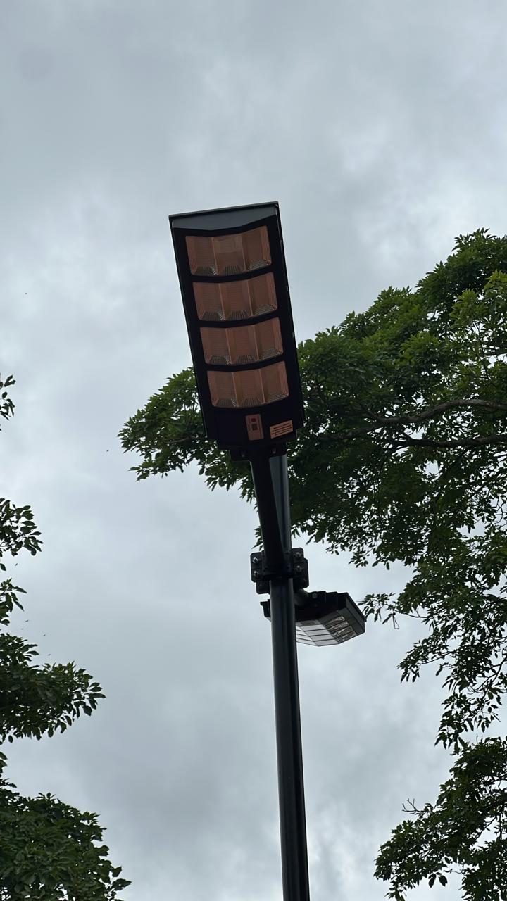 Lámpara Solar 500W – Grande (70 x 24 cm) + Obsequio: Tubo de Instalación – 1 Año de Garantía Real