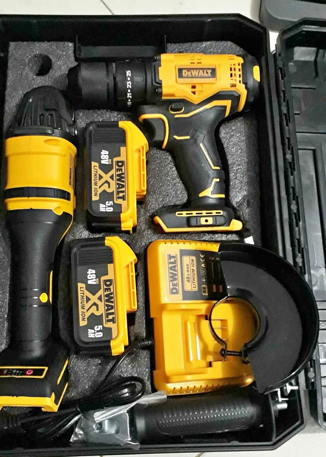 Combo Esmeril Angular Grande con taladro Percutor y 2 baterías