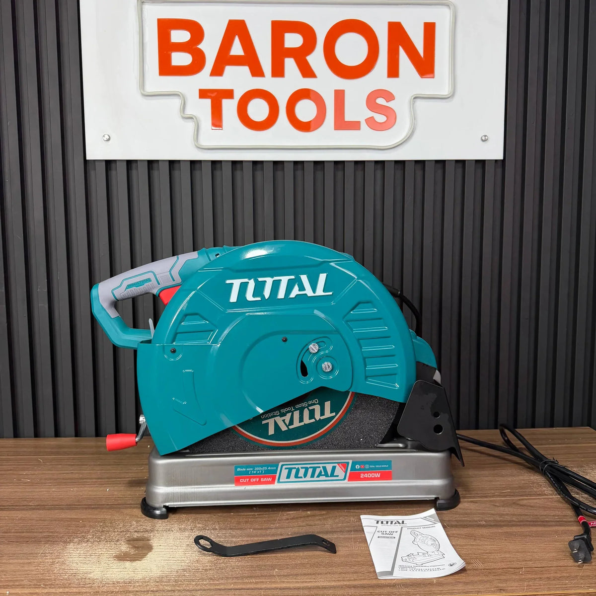 Tronzadora Industrial TOTAL 14” 2400W | 3900 RPM – Alta Potencia para Corte de Metal – 1 Año de Garantía - en uso