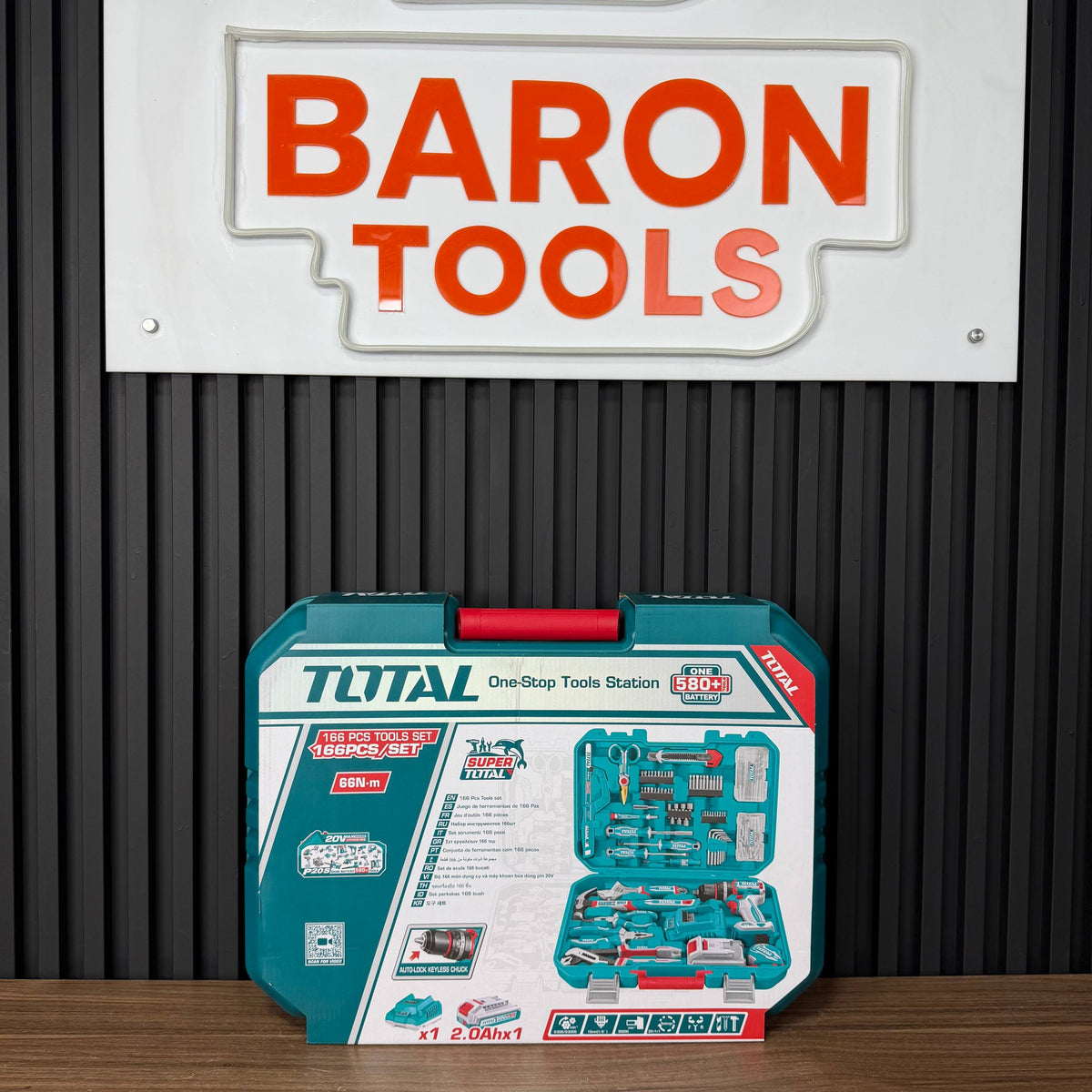 Kit de Herramientas TOTAL 166 Piezas con Taladro Brushless 20V - en uso
