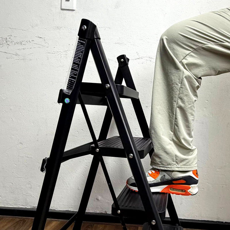 Escalera Plegable 4 Peldaños en Aluminio · Soporta 150kg · Antideslizante y Compacta · Garantía 1 año foto 3