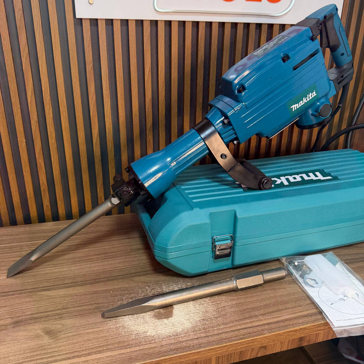 Demoledor Eléctrico Makita50J – 2500W | 1500 BPM + Estuche + 2 Puntas - vp - en uso