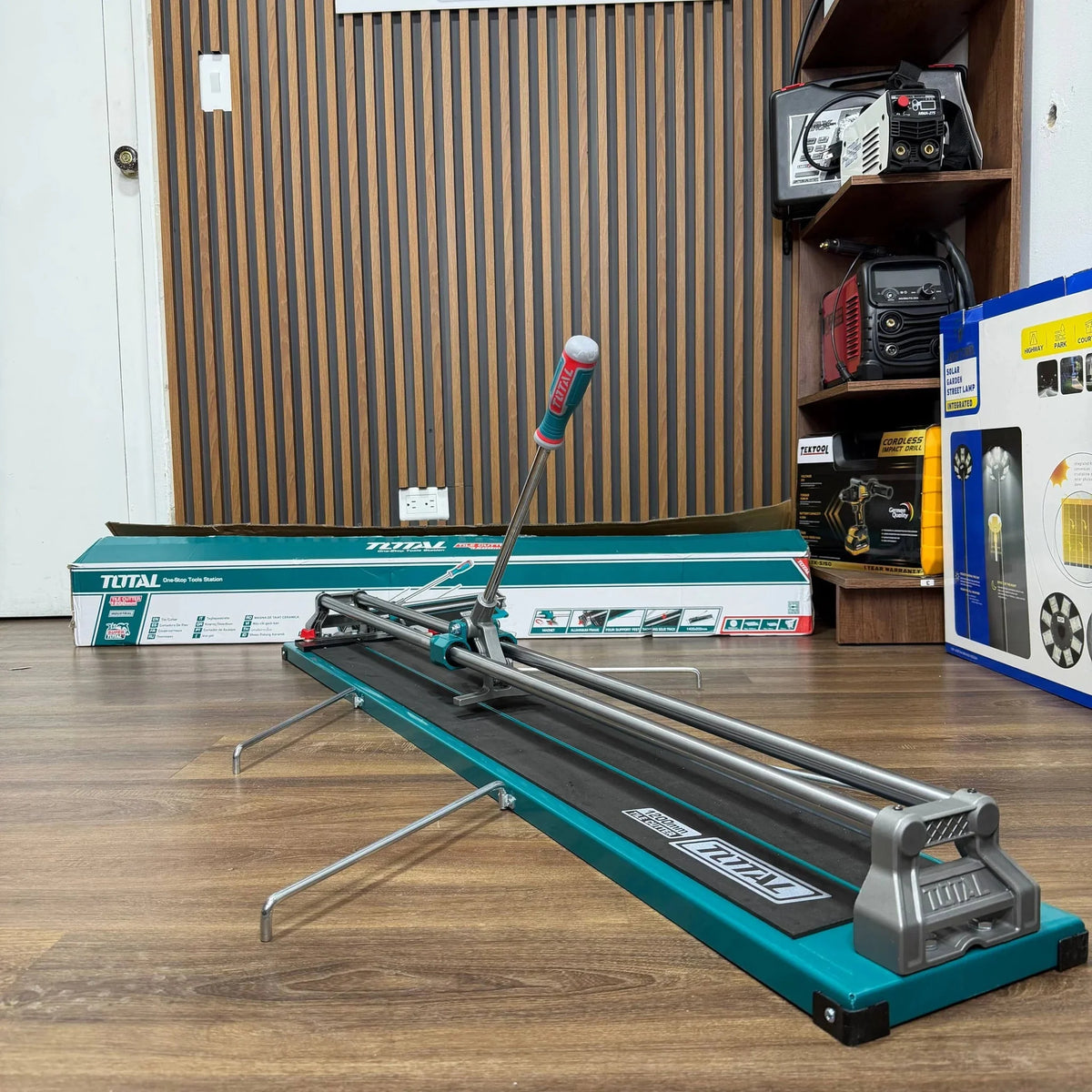 Cortadora de Baldosa Total 1.20 m (THT12001) – Rodaja de Tungsteno - en uso