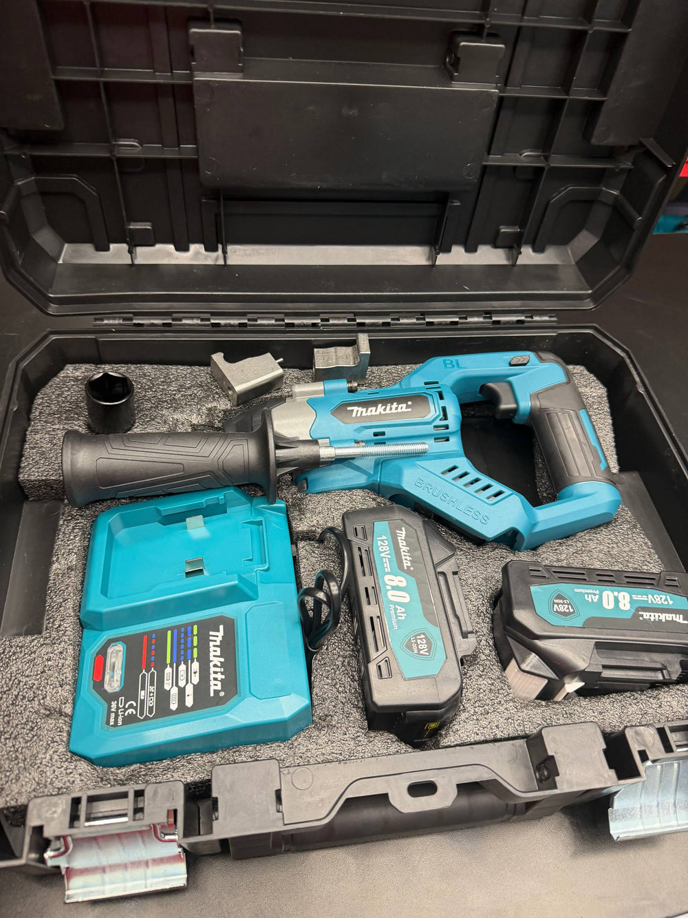 Llave de Impacto Makita 900 Nm Brushless 128V 1/2" — 2 Baterías 8.0 Ah | 1 Año de Garantía - 12