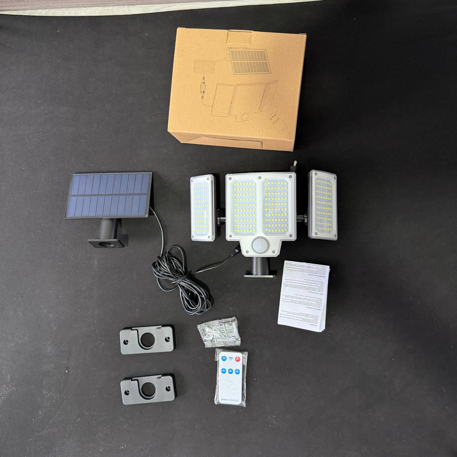 Reflector Solar LED 3 Cabezales con Sensor de Movimiento y Control Remoto - Kit completo